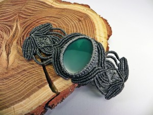 graues Armband mit grünem Achat